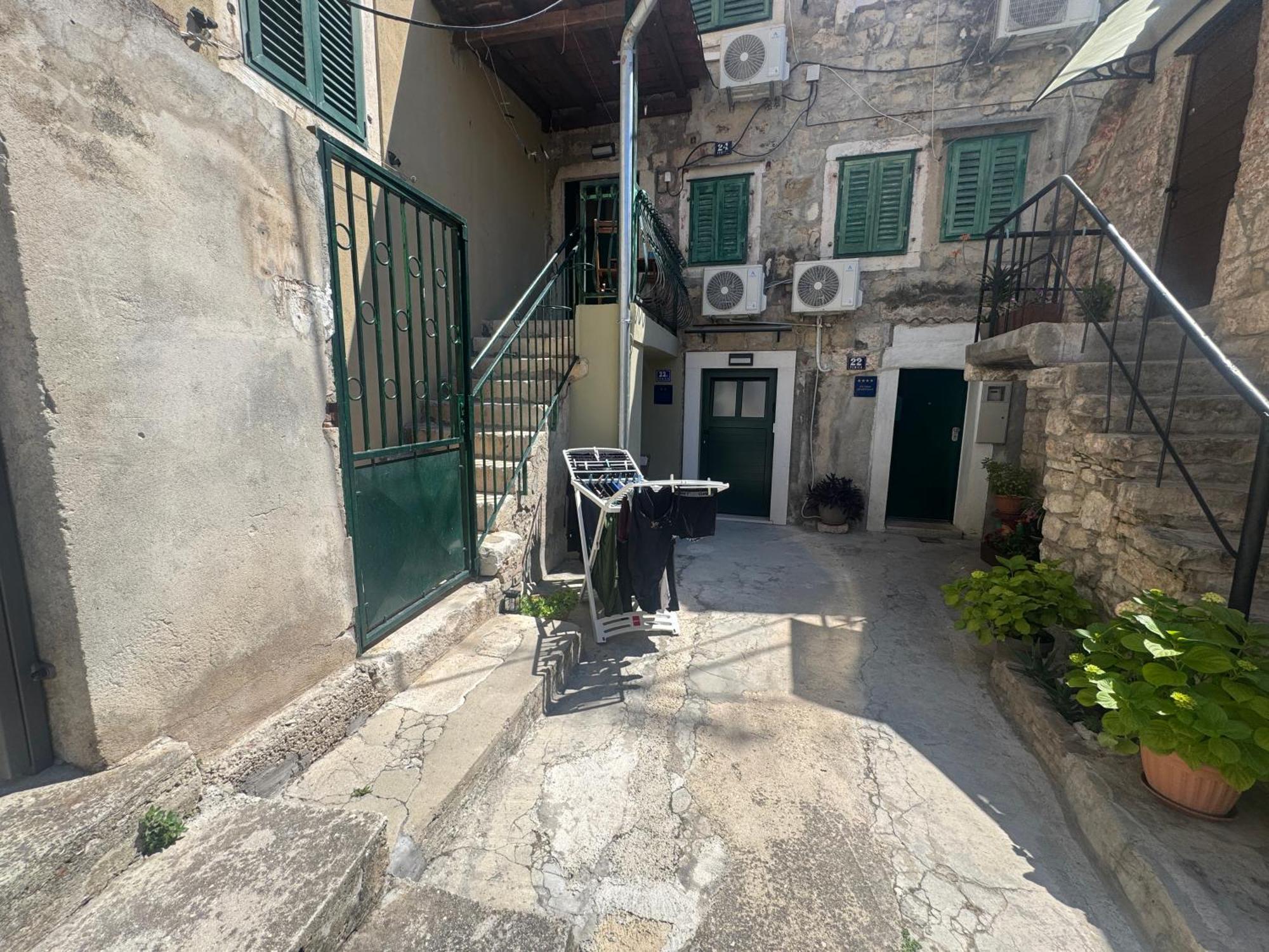 Prime Location - Center 1bdr * Split