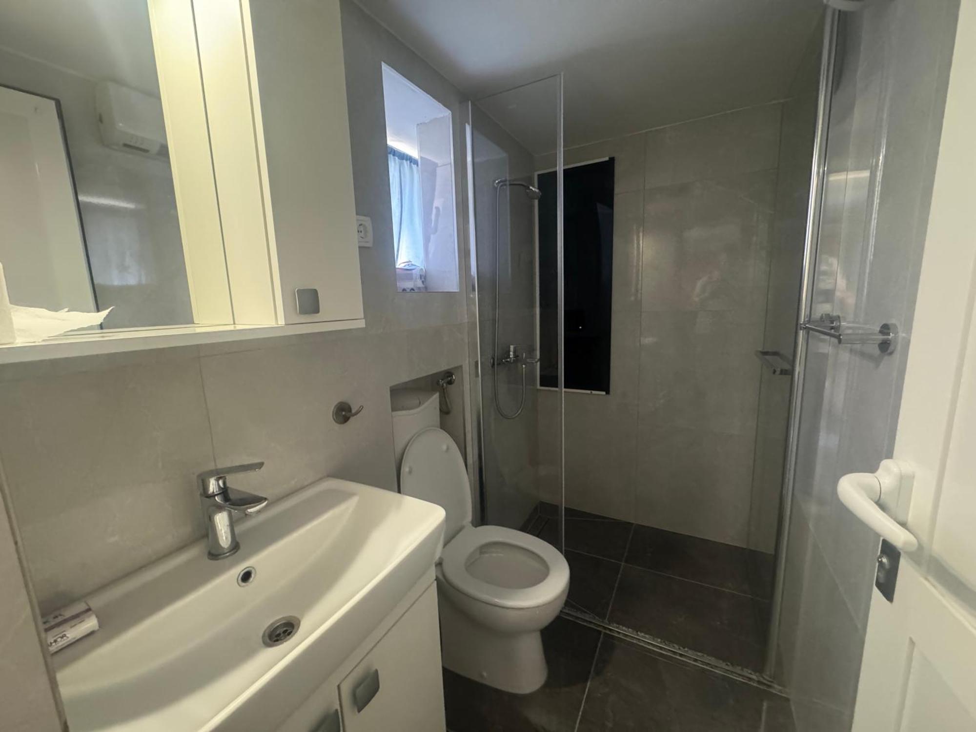 Apartment Prime Location - Center 1bdr Split